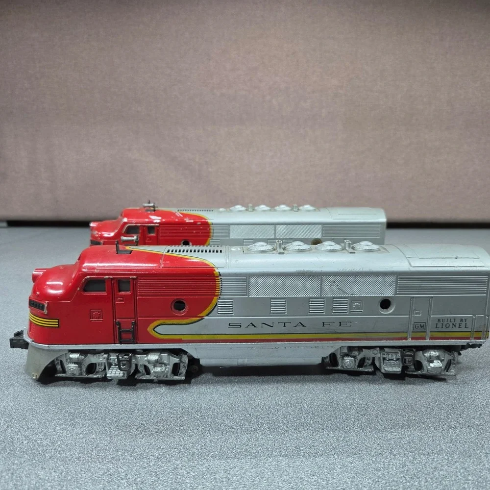 Lionel Santa Fe F3 Diesel Locomotive O-Gauge Red Silver Good Warbonnet A-A